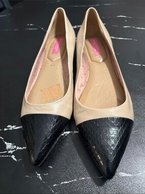 Isaac Mizrahi Two-Tone Pointed Flats in Black & Beige